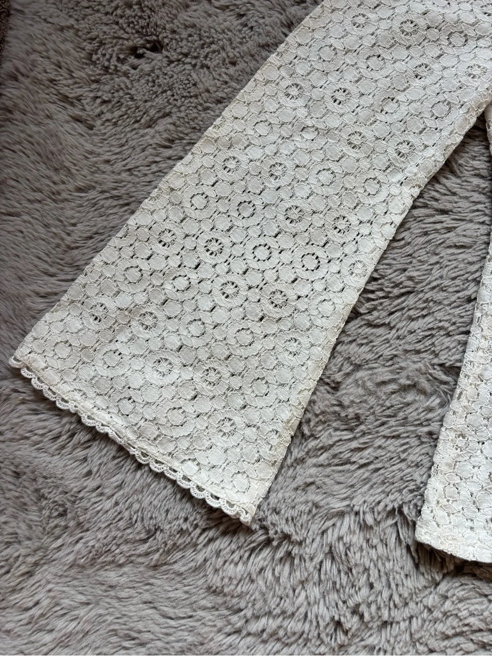 Banana Republic Off white lace Blouse with Bell Sleeve size Medium